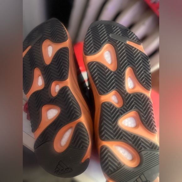 Yeezy Boost 700 - Picture 3 of 4